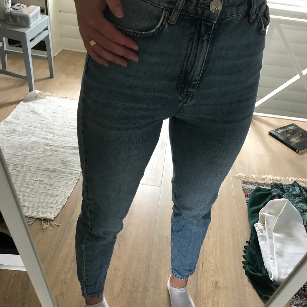 Mina favvo jeans är för små! Supersnygga med hög midja från ginatricot. Älskar dem men måste väl släppa taget! 😂 grattis du som får ta över. Du står själv för frakt 😉. Jeans & Byxor.