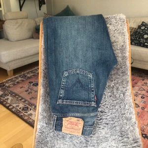 Levis 501 🥺🥺💞🧚🏼‍♀️ - Sååå fina Levis 501s köpta på vintage men tyvärr för små för mig. W28 L30 men små i storleken. Min syster (på bilden) har vanligtvis stl 36 och är 167 cm lång som referens. Supersnygg tvätt, lite ljusare i verkligheten än på bilderna. Frakt tillkommer🥺💞🧚🏼