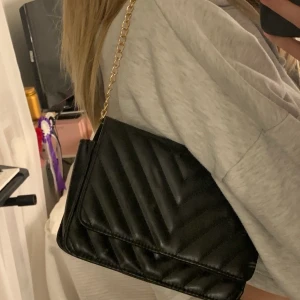 Handväska - Handväska som jag brukar knyta upp till en bauguette  (går utmärkt!) ❤️ Lite skavd på men märks knappt! Säljer för 69kr, om fler är intresserade kör vi bud!💝 Kunden står för frakt! 📦🌟