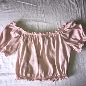 Croptop H&M - Väldigt fin ljusrosa off shoulder croptop ifrån H&M i storlek S. Bara använd 2/3 gånger. Säljer pga helt enkelt inte använder längre. 60+ frakt🥰 