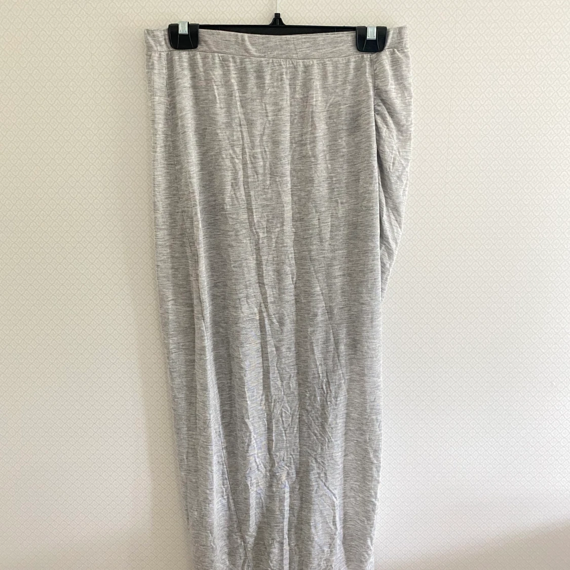 Grå långkjol med slits - 90