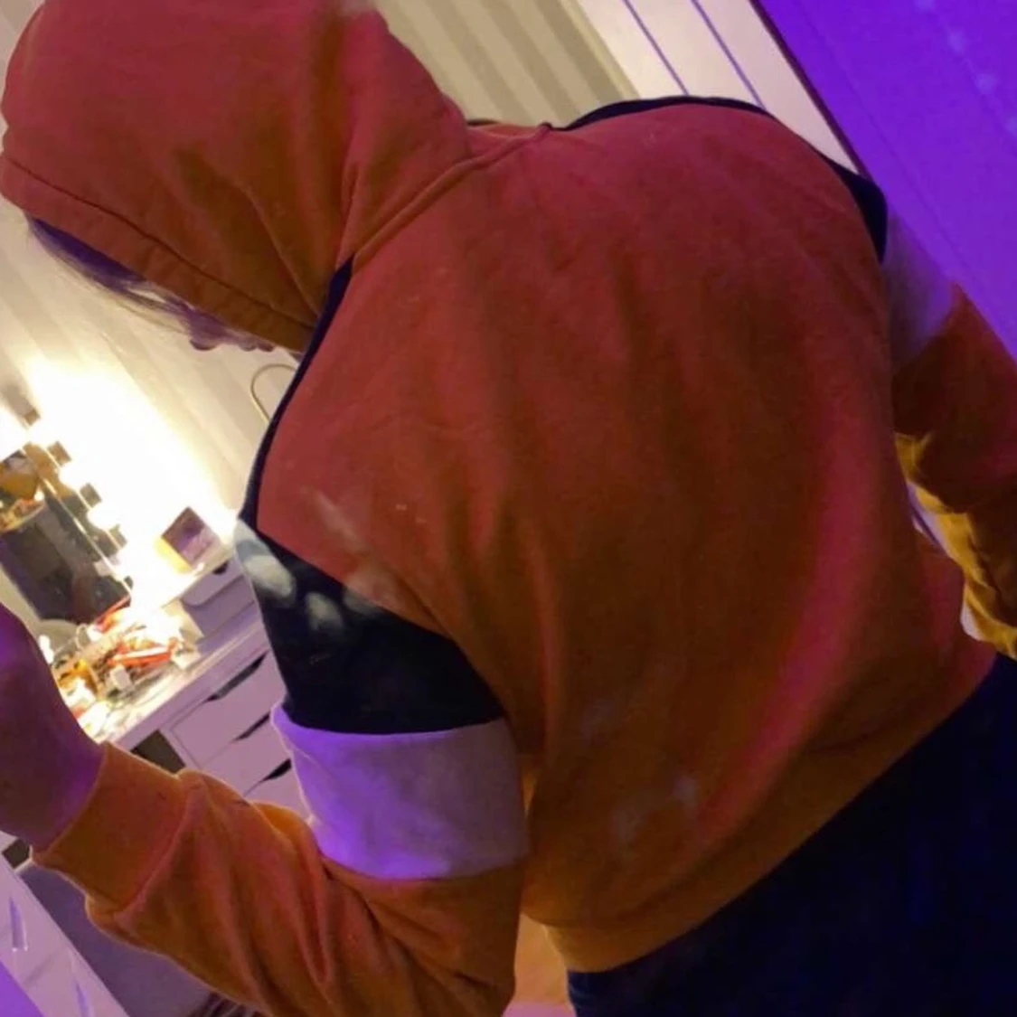 Gul hoodie med svarta och vita detaljer - 90