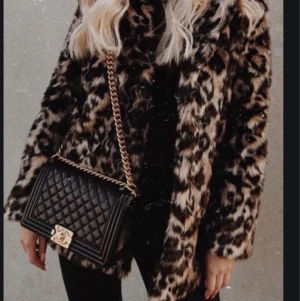 Leopardjacka NAKD - Leopardjacka (fuskpäls) från Linn Ahlborg X NAKD, storlek XS. Passar XS-M! Använd förra vintern och det är ett hål i armhålan och två knappar har lossnat, lätt att sy. Fint skick annars. Köptes för 1050kr. Pga skador säljs den för 300+fraktkostnad☺️