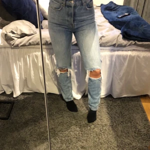 Blåa jeans med slitning - Sällan använda jeans i bra skick. Snygga slitningar på knäna