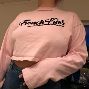 Rosa långärmad tröja från bikbok st XS - Oversized tröja från bikbok bra skick . Med text på. 
