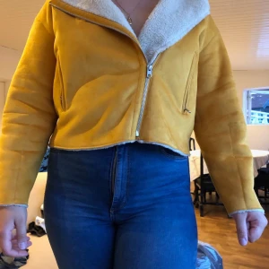 Zara jacka, storlek L - Jacka från zara, sitter fint. Knappt använd. Köpt för två år sedan. 