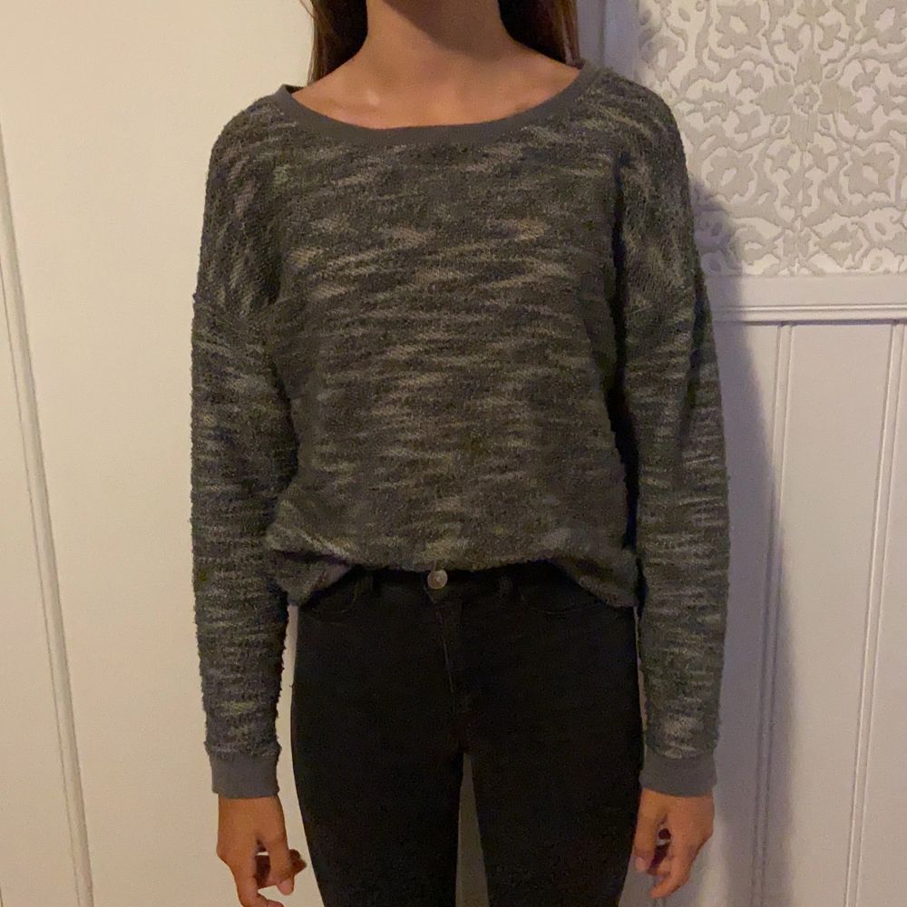 En grå och svart tröja i storlek S i ett material som känns som stickat på utsidan men som en sweatshirt innuti. Bara att skicka om du har några frågor. Köparen står för frakten. . Tröjor & Koftor.