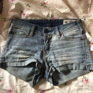  - Sparsamt använda shorts från Crocker jeans. 