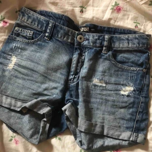  - Jeansshorts som passar XS/S. 