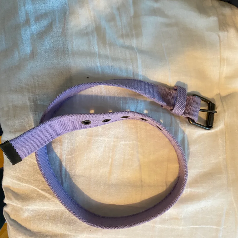 Ett super trendigt pastell lila bälte, som tyvärr är för litet för mig✨💜 . Accessoarer.