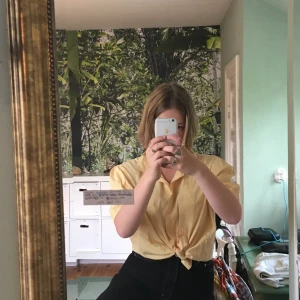 Gul skjorta med broderier  - En söt gul skjorta med vackra broderier som tyvärr inte kommer till användning. Färgen är bäst på bild 1. Köparen betalar frakten😊