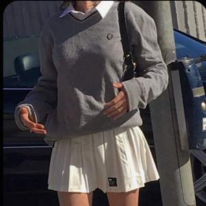  (Högsta bud: 240kr exkluderad frakt) Säljer denna super trendiga tennis kjol från bershka. Säljes då den var för liten på mig. Köptes för 260kr + frakten från bershkas hemsida (frakten hos bershka kostar 100+ kronor då dem inte fraktar från Sverige)
