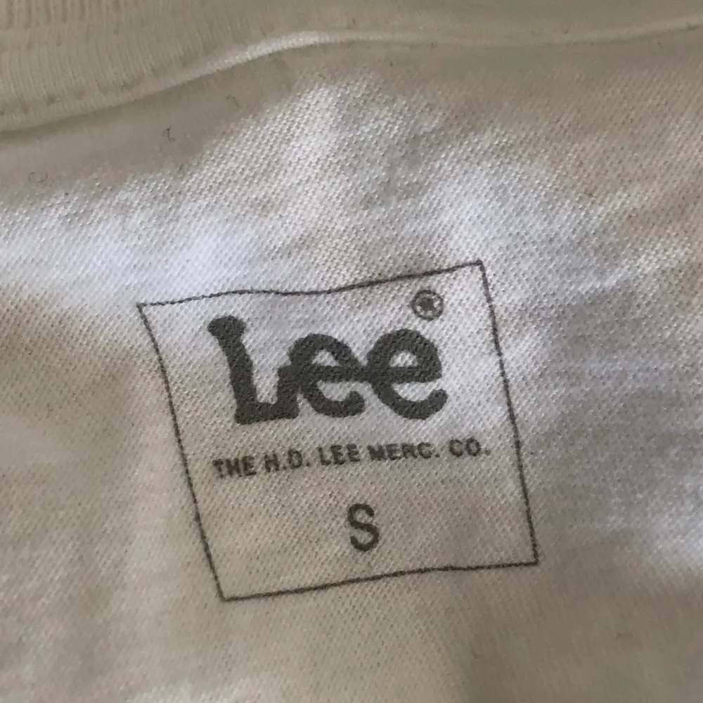 En söt tröja av märket Lee med ”Lee jeans” tryckt nerför armarna och ”Lee” på framsidan. Aldrig använd, så i helt nytt skick! :) Köpare står för frakt.. Tröjor & Koftor.