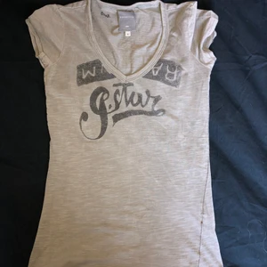 Tshirt från Gstar - Vringad tshirt från gstar, storlek S säljer för 70kr.