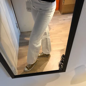 VITA NYA ZARAJEANS - helt nya raka vita jeans från zara som tyvärr är för korta för mig som är 175cm. Hör av er vid intresse eller frågor.     Nypris: 399kr, strl 36⭐️⭐️ buda privat eller i kommentarerna