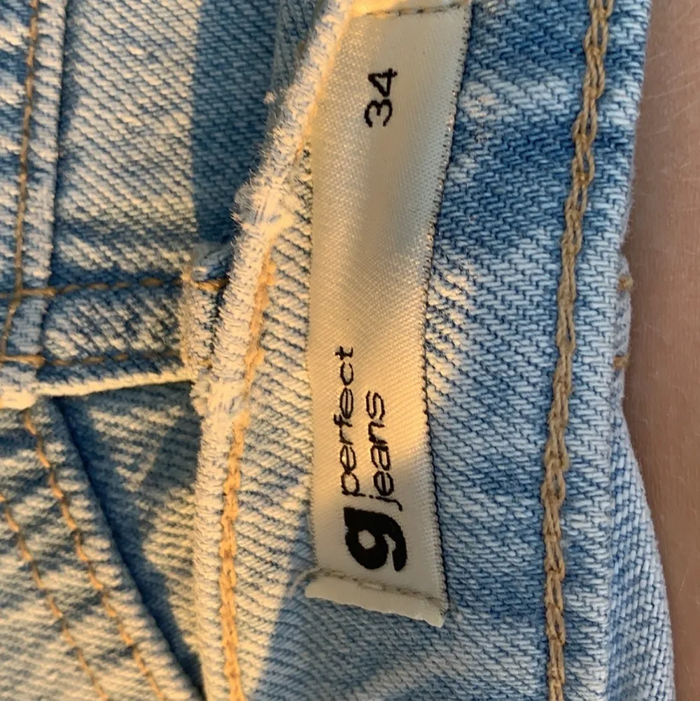 INTRESSEKOLL! Tänkte kolla här om någon vill köpa dessa trendiga jeans från Gina tricot istället för att lämna tillbaka de då de är slutsålda överallt💓 nypris är 599kr så därifrån börjar budgivningen💓 BUDA!. Jeans & Byxor.