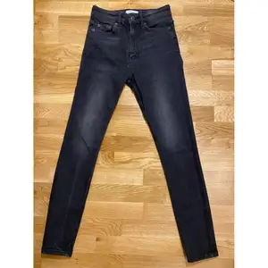 Högmidjade svarta skinny jeans från Zara! Väldigt bra skick och knappt använda, säljes pga en aning för små för mig😪  Kan mötas upp i Stockholm, frakt ingår ej. Originalpris ca 400, skriv vid ev frågor 🥰