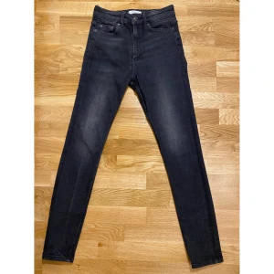 Highwaisted Svarta Skinny Jeans Zara - Högmidjade svarta skinny jeans från Zara! Väldigt bra skick och knappt använda, säljes pga en aning för små för mig😪  Kan mötas upp i Stockholm, frakt ingår ej. Originalpris ca 400, skriv vid ev frågor 🥰