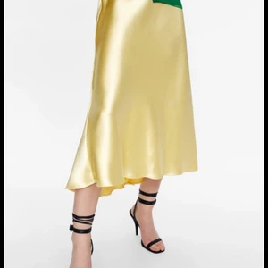 Sidenkjol Zara - Säljer min kjol från Zara som är i jättebra skick och superbra material, kan mötas eller så betalar köpare frakt. XS men passar mig som har S