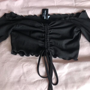 Topp - Fin topp som tyvärr är för liten på mig. Kan mötas eller så betalar köpare frakt. Står 38 i lappen men passar snarare  XS-S