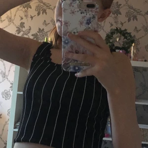 Randigt linne - Super fint linne som tyvärr är för stora i banden för mig! Bra skick.