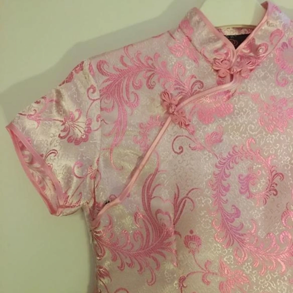 Traditionell sidenklänning från Kina 