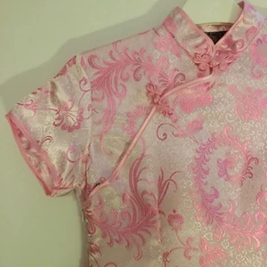 Traditionell sidenklänning från Kina  - Typ: Klänning  Storlek: 16 (passar S) / 90 cm lång  Färg: Rosa Material: 100% siden   Varan är i bra skick. Aldrig använd då den var för liten från början. Köpt i Kina. Frakt ingår ej! 