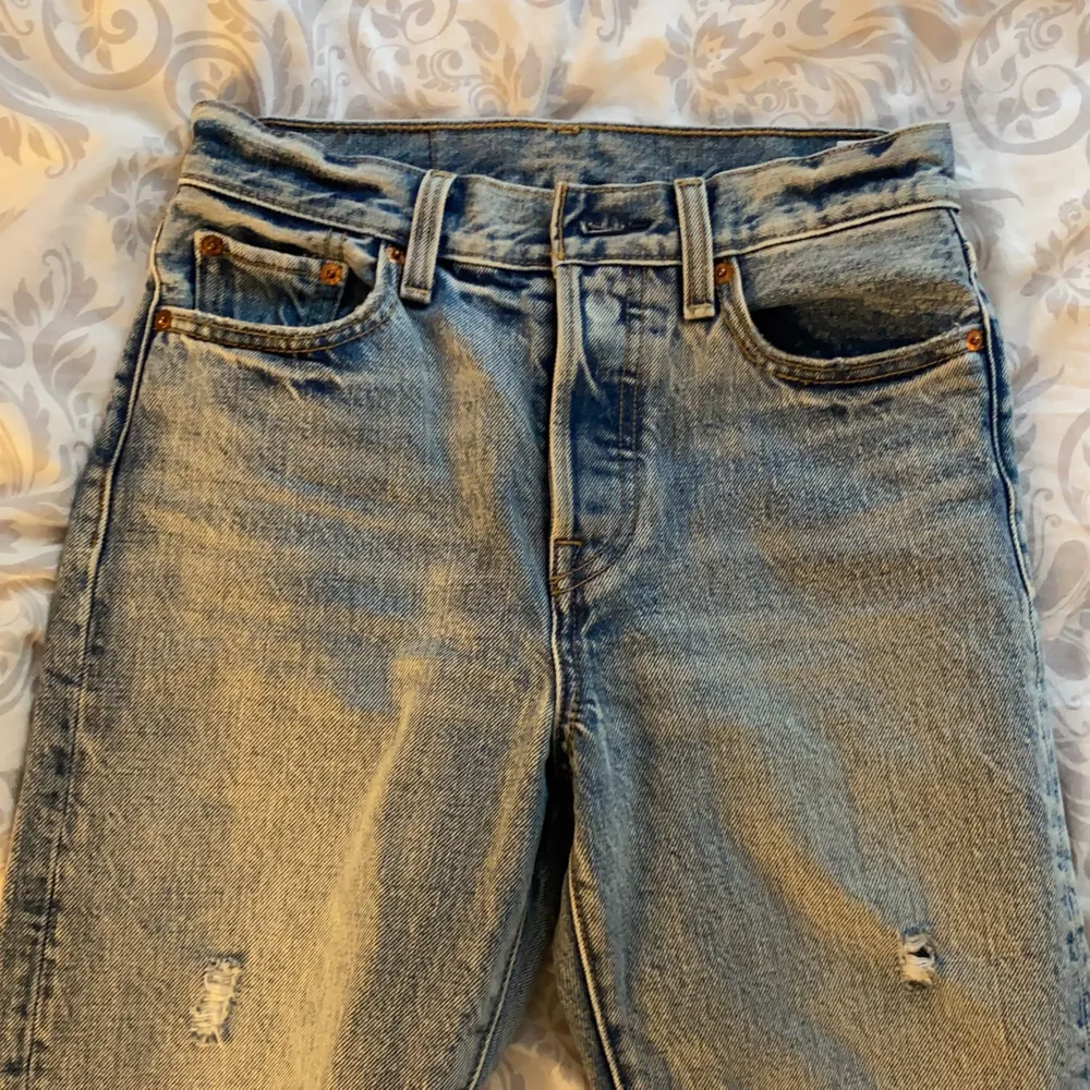 Säljer dessa super fina blåa jeans från levis! knappt använda och super skick. Storlek 25! Tyvärr för småa för mig. . Jeans & Byxor.