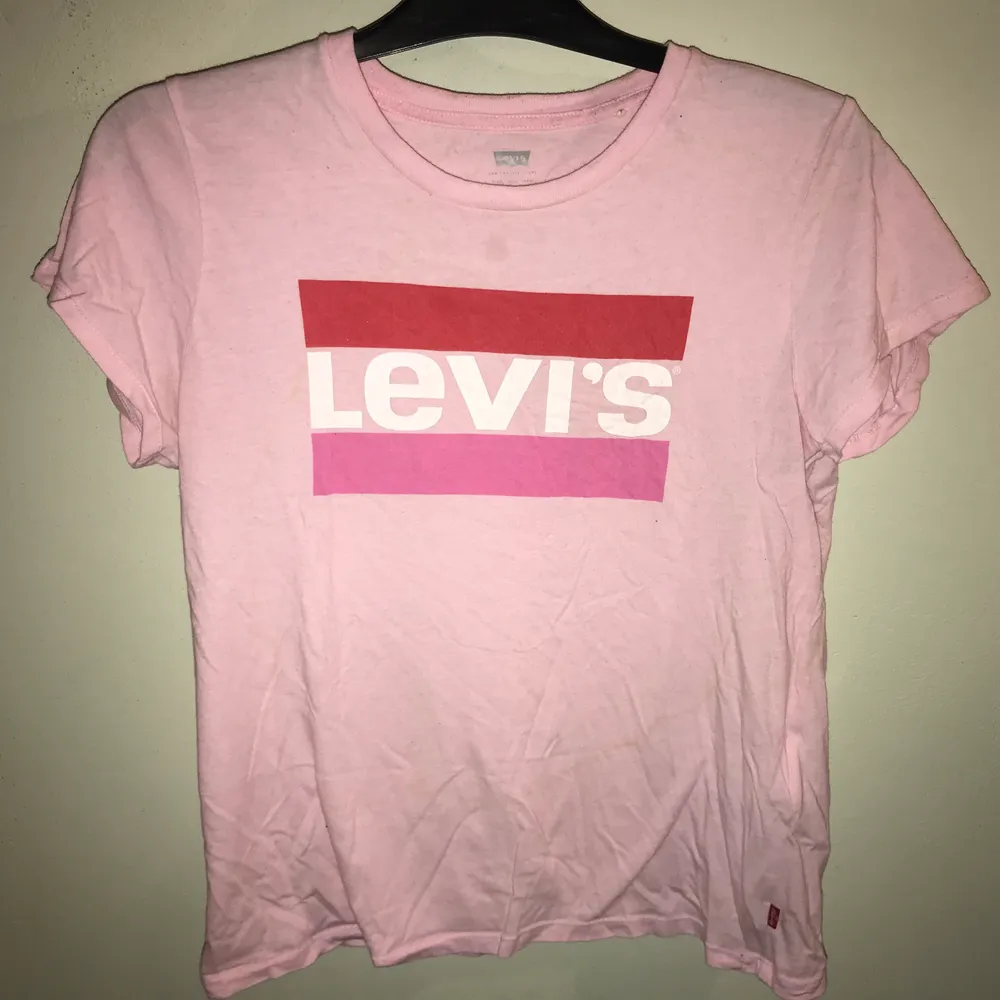 Levis t-shorts som är rosa å röd! Skönt material. Tröjan stryks och tvättas innan jag skickar!. T-shirts.