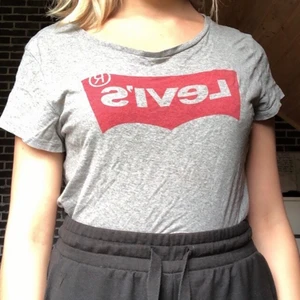 Levi’s t-shirt - Köpte denna på en outlet för ett tag sen men har inte använt så mycket. Storlek xs/s men sitter ganska tight. Kan mötas upp eller frakta, köparen står för frakt♥️