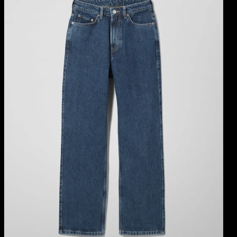 Säljer mina favorit byxor. Row jeans från weekday i strl 28/30 i färgen win blue. Väl använda men skulle inte säga att det syns på dem. Säljer då de tyvärr blivit för stora. Köparen står för frakten men kan mötas upp🥰. Jeans & Byxor.
