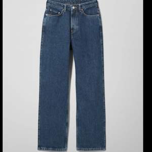 Säljer mina favorit byxor. Row jeans från weekday i strl 28/30 i färgen win blue. Väl använda men skulle inte säga att det syns på dem. Säljer då de tyvärr blivit för stora. Köparen står för frakten men kan mötas upp🥰