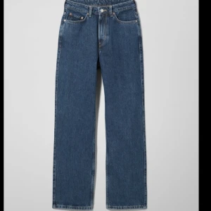 Weekday Rowe Jeans  - Säljer mina favorit byxor. Row jeans från weekday i strl 28/30 i färgen win blue. Väl använda men skulle inte säga att det syns på dem. Säljer då de tyvärr blivit för stora. Köparen står för frakten men kan mötas upp🥰