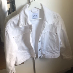 Vit jeansjacka - Suuuperfin jeansjacka från Zara i bra skick🌸✨ Köpt för 499 kr.