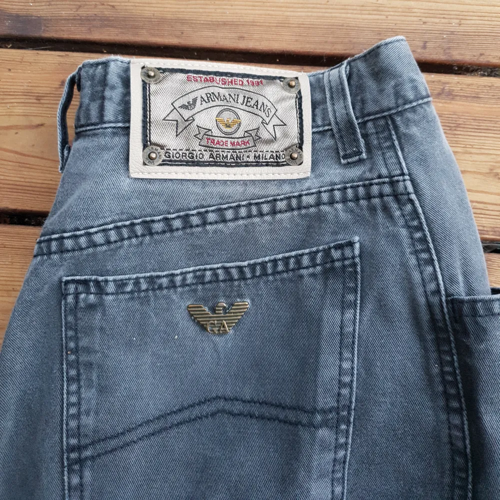 Gråa vintage Armani jeans köpta från secondhand. Står stl. 32 i men passar en small och säkert en medium då de är lite stora i midjan för mig som är en small. Ej strykta på bild. 80 kr men kan diskuteras vid snabb affär. Frakt tillkommer.. Jeans & Byxor.