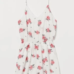 Byxdress - Fin byxdress från H&M i storlek 34. Använd ca 4 gånger  & mycket fint skick. Säljer pga att det inte är min stil längre🤗