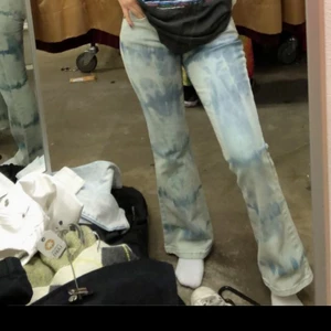 Lågmidjade jeans  - Säljer mina ascoola lågmidjade hemmablekta Jeans, köpta på Beyond retro men märket är Levis. Står ingen storlek men Passar mig som är 157. Kan skicka fler bilder om de önskas. 