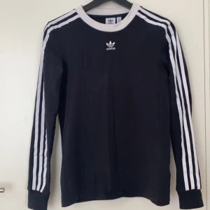 Adidas tröja  - En svart tröja från Adidas. I bra skick. Fraktkostnad tillkommer. 