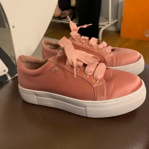 Sneakers  - Fina och bekväma..Nypris:1250