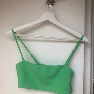 Neongrön bikini från Weekday 💚 - HELT OANVÄND, PRISLAPP KVAR! Neongrön bikinitopp från Weekday, storlek M 💚 