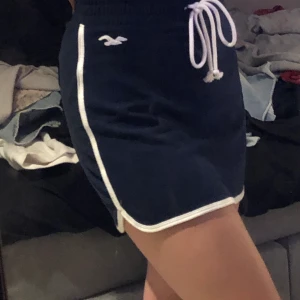 Kjol från Hollister, stl xs  - Sjukt fin marin blå mjukis kjol köpt för cirka 1 år sen, endast använd 2/3 gånger. Säljer pga jag helt bytt stil. Köpt för 200kr säljer för 50 +frakt