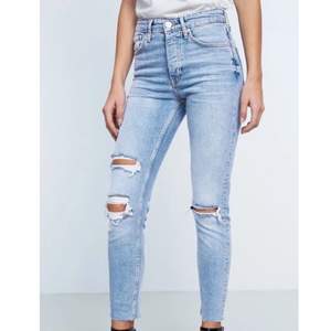 Jeans i modell SIENNA från Gina Tricot i strl. 38 👖 Lånad bild pga för små men kan skicka mer bilder i meddelanden. Skulle säga att de är mer som strl. 36 😁 SLUTSÅLDA på hemsidan! Hög midja! Bra skick! 👍🏻