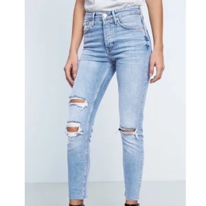 Gina Tricot - Jeans i modell SIENNA från Gina Tricot i strl. 38 👖 Lånad bild pga för små men kan skicka mer bilder i meddelanden. Skulle säga att de är mer som strl. 36 😁 SLUTSÅLDA på hemsidan! Hög midja! Bra skick! 👍🏻