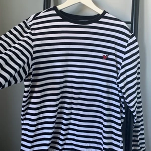 Randig långärmad tröja - En cool randig långärmad tröja från Urban Outfitters! Inte använd alls mycket och säljer därför den. Toppenbra att ha under en t-shirt men lika snygg bara som den är!💓🤩 Frakt ingår inte 📦 skriv privat för annan prisidée! 
