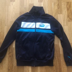 Puma kofta - Snygg puma kofta, i strl 32/34, passar även en 36a.