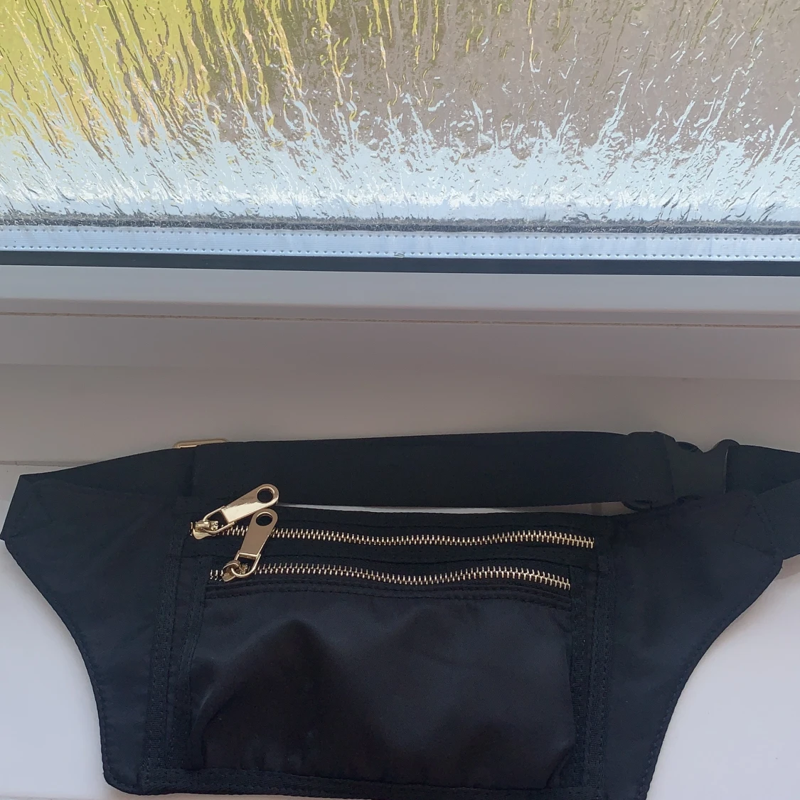 Midjeväska med gulddetaljer från H&M