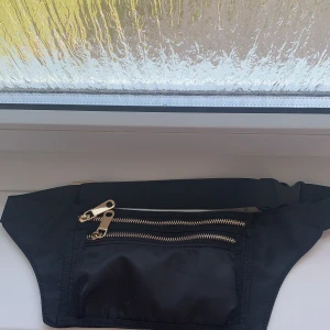 Midjeväska med gulddetaljer från H&M - Använd enstaka gånger. Väldigt fint skick!!