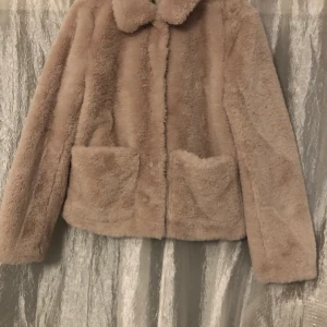 H&M brun pilejacka  - Säljer nu min jätte sköna jacka då den inte kommer till användning. Använd ca 4 gånger så nyskick! Möts upp eller fraktas (då tillkommer en avgift)