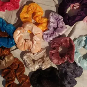 Hur många jättestora scrunchies som helst! Helt nyköpta och oanvända. Har andra annonser med fler färger uppe :) 25kr styck <3  (paketpris går att ordna) Köper man något annat kostar en scrunchie bara 5kr 🥰