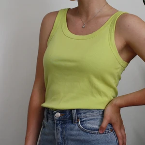 Joelle linne strl 38 - Ett limegrönt linne från joelle(?) storlek 38. Köpt på secondhand, näst intill oavävt från min sida och har inga skönhetsfläckar (Kolla in profilen om du är intresserad!<3)